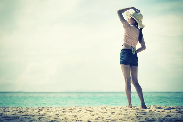 Портрет азиатской девушки, стоящей на пляже — стоковое фото