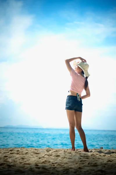 Портрет азиатской девушки, стоящей на пляже — стоковое фото