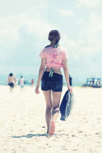 Young woman walking on the beach — Stock Photo, Image