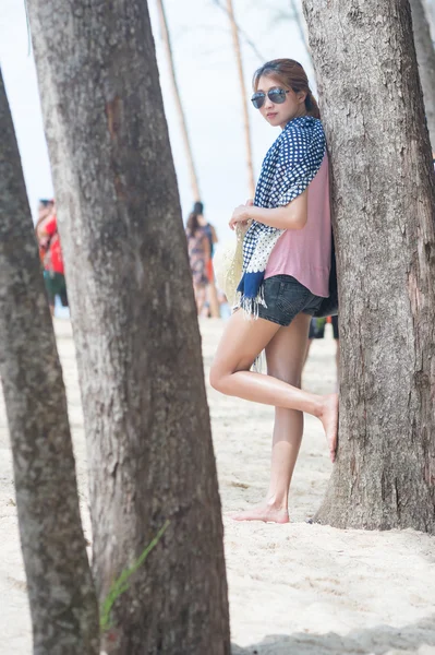 亚洲年轻女人站在海滩上松 — 图库照片