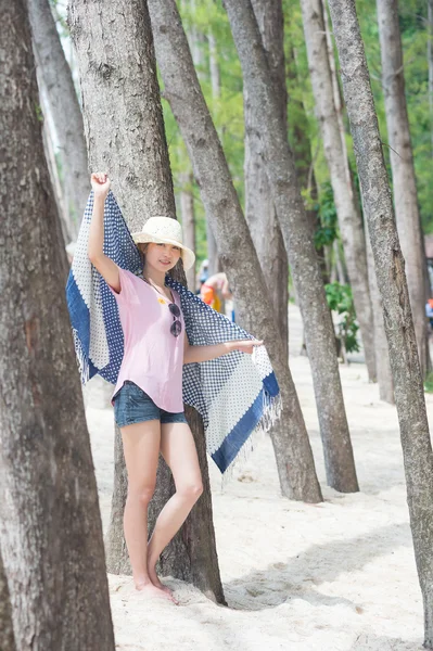 Asya genç kadın pine Beach ile ayakta