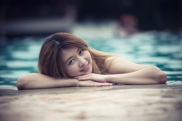 아시아 아름 다운 여자 수영 풀의 가장자리에 — 스톡 사진