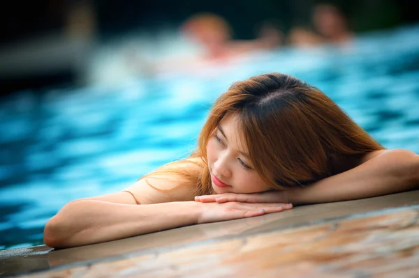 Asia hermosa mujer en el borde de la piscina — Foto de Stock