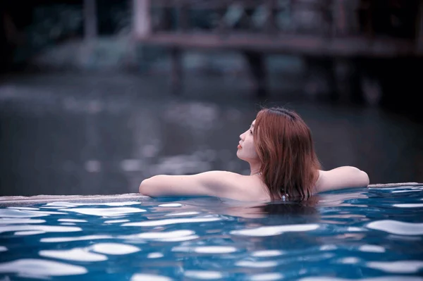 Asia hermosa mujer relajante en la piscina — Foto de Stock
