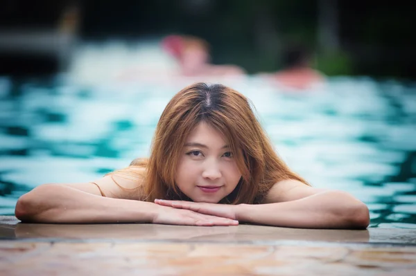 Asia hermosa mujer en el borde de la piscina — Foto de Stock