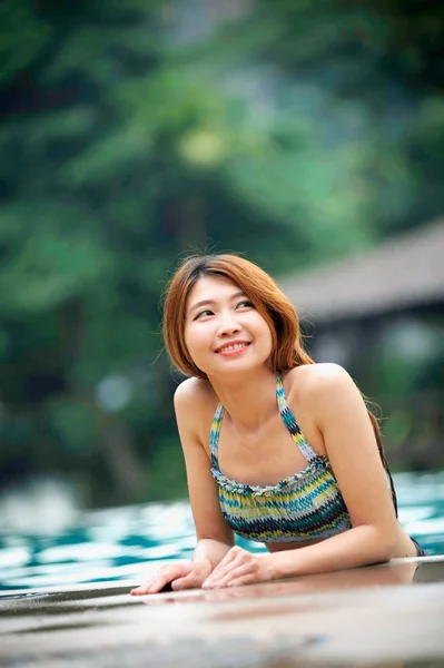 Asiatisch jung schön frau portrait im schwimmbad — Stockfoto