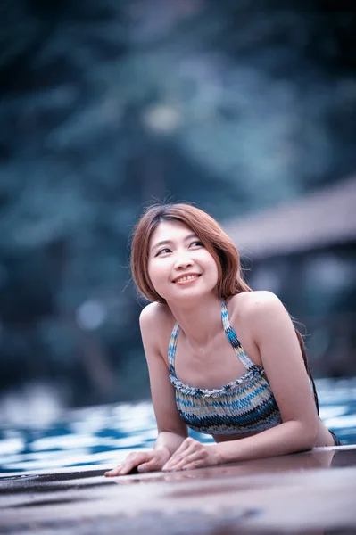 Asia joven hermosa mujer retrato en piscina — Foto de Stock