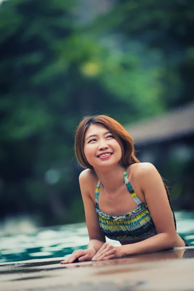 Asie jeune belle femme portrait dans la piscine — Photo