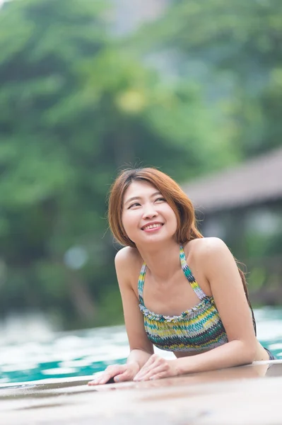 수영장에서 아시아 젊은 아름 다운 여자 초상화 — 스톡 사진