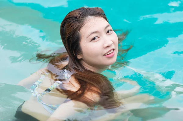수영장에 있는 젊은 여자 — 스톡 사진