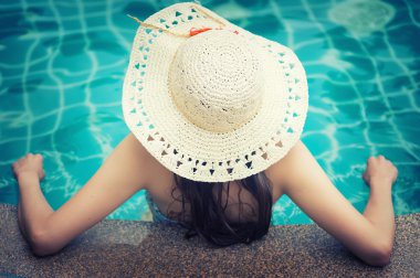 Yüzme Havuzu zevk şapkalı Asya güzel kadın