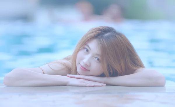 Asia beautiful Woman at the Edge of Swimming Pool — Stock Photo, Image