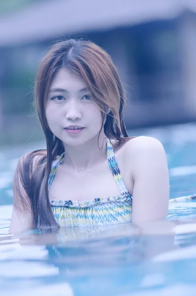 Asia young beautiful woman portrait in swimming pool — Stock Photo, Image