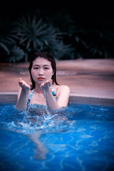 Asia hermosa mujer relajante en la piscina — Foto de Stock