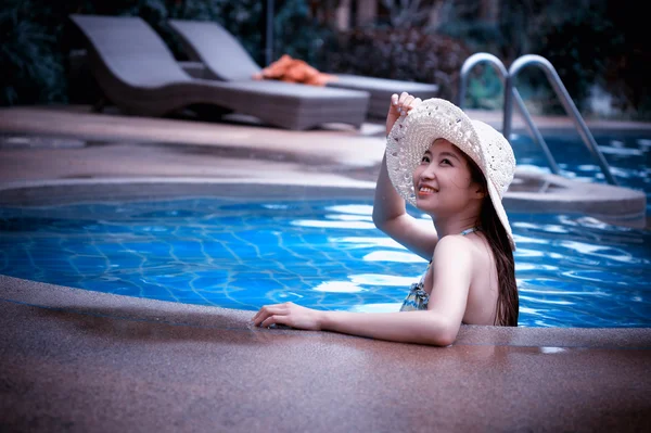 Asie belle femme et grand chapeau relaxant sur la piscine — Photo