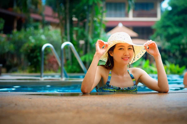 Asiatisch hübsch frau im hut genießen pool — Stockfoto