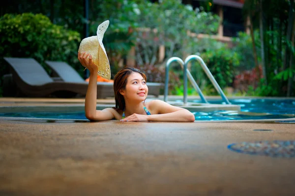 Asiatisch schön frau und groß hat relaxen auf pool — Stockfoto