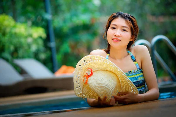 Asie belle femme et grand chapeau relaxant sur la piscine — Photo