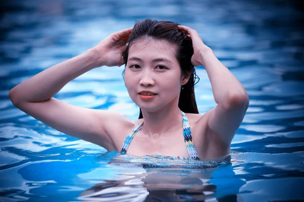 수영장에서 아시아 젊은 아름 다운 여자 초상화 — 스톡 사진
