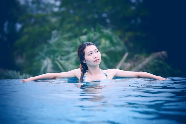 Asia joven hermosa mujer retrato en piscina — Foto de Stock