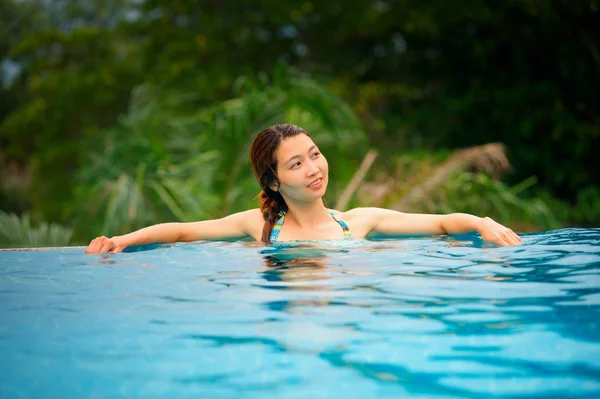 Asie jeune belle femme portrait dans la piscine — Photo