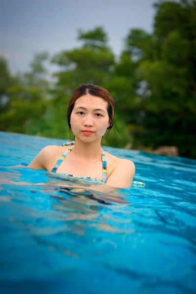 Jeune femme dans la piscine — Photo