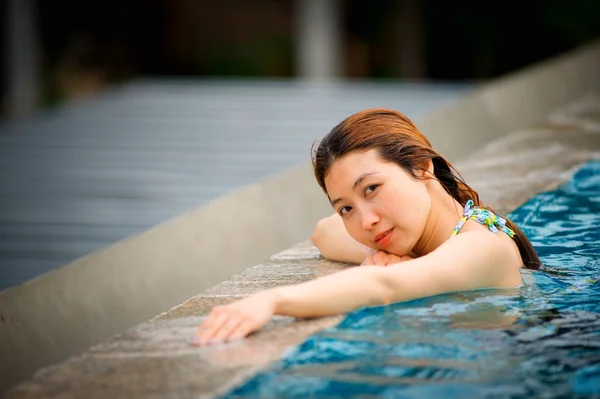 Asia schöne Frau am Rande des Schwimmbades — Stockfoto