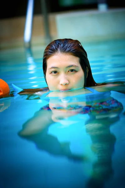 Jeune femme dans la piscine — Photo