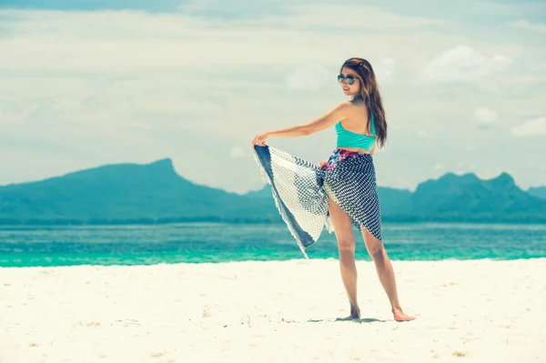 Асия молодая женщина в платье и бикини стоит на острове Фифи — стоковое фото