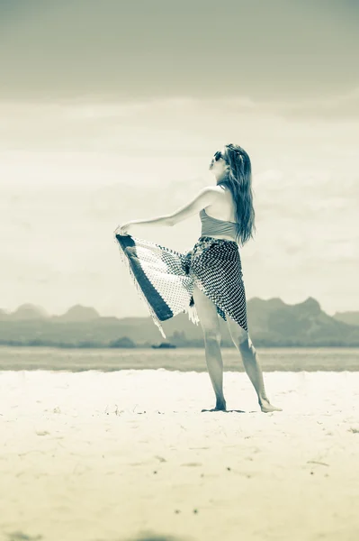 Асия молодая женщина в платье и бикини стоит на острове Фифи — стоковое фото