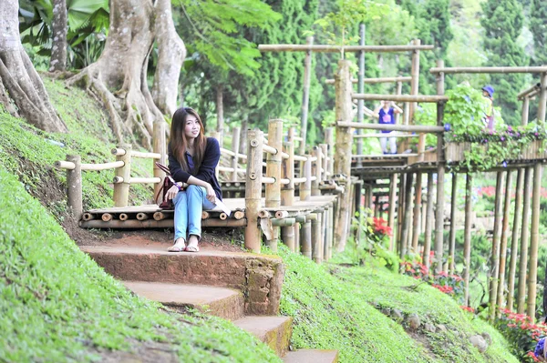 Retrato ásia jovem mulher feliz e sorriso no Doi tung jardim, Dh — Fotografia de Stock