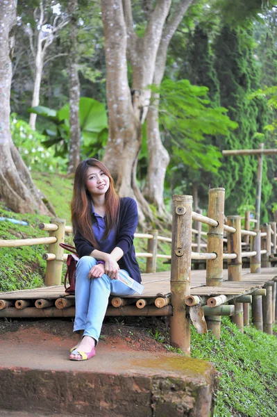 Ritratto asiatico giovane donna felice e sorriso su Doi tung giardino, Dh — Foto Stock