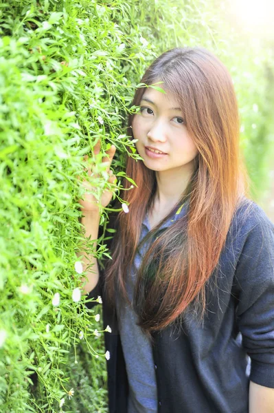 Retrato ásia jovem mulher feliz e sorriso no Doi tung jardim, Dh — Fotografia de Stock
