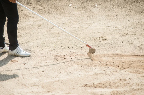 Golfista estanterías de arena en el campo de golf, Tailandia —  Fotos de Stock