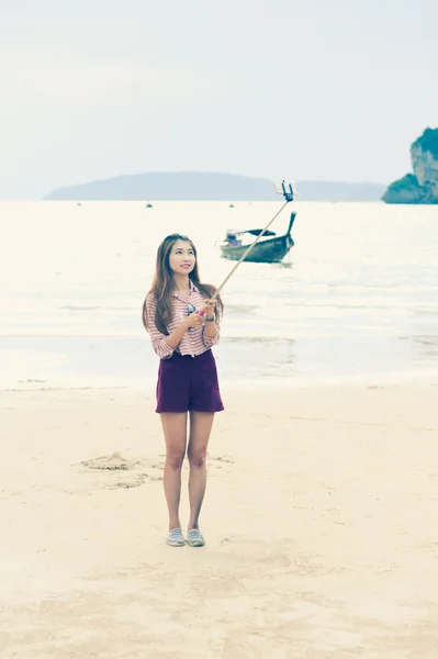 Mujer asiática tomar foto selfie en la playa — Foto de Stock