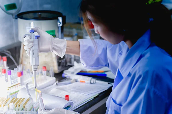 Asiatische Medizintechnikerinnen forschen im Laborkrankenhaus — Stockfoto
