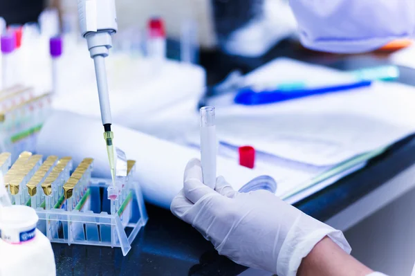 Asya kadın tıbbi teknoloji laboratuvarında araştırma yapıyor