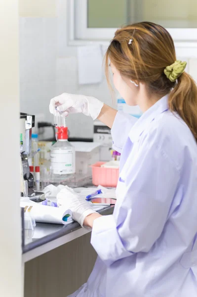 Asia mujeres tecnología médica haciendo investigación en laboratorio — Foto de Stock