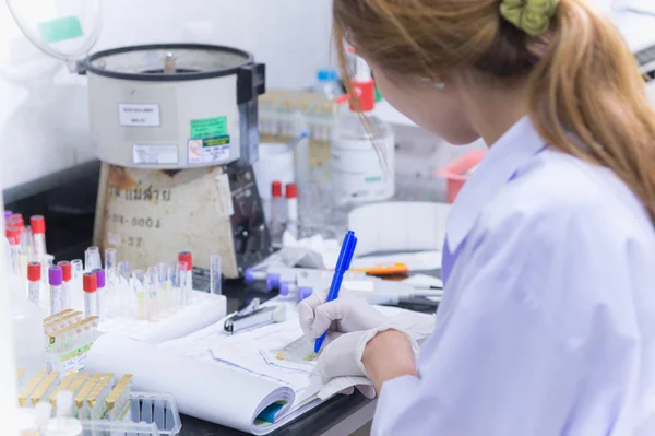 Asia mujeres tecnología médica haciendo investigación en laboratorio — Foto de Stock