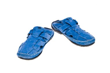 Beyaz arkaplanda izole edilmiş mavi deri ayakkabılar