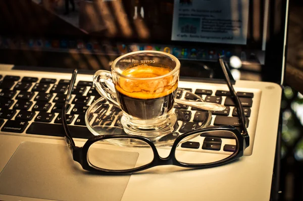 Tasse à café et ordinateur portable pour les entreprises. — Photo