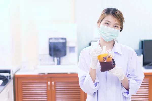 Bag of Blood in hand asian Doctor — Stock Photo, Image