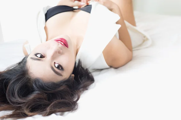 Beleza asiática, retrato biquíni preto na cama branca — Fotografia de Stock