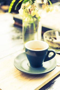 çalışma zamanı. dizüstü bilgisayar ile sıcak kahve, espesso. iş kavramı