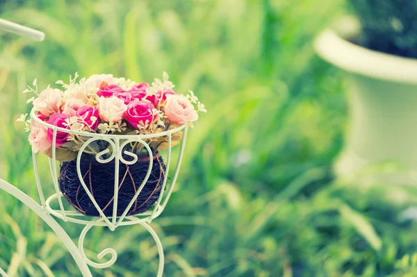 Decoratie kunstmatige bloem steeg in tuin — Stockfoto