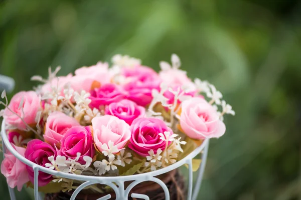 Decoración flor artificial rosa en el jardín — Foto de Stock