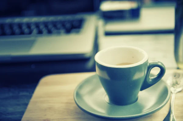 Temps de travail. café chaud, espesso avec ordinateur portable. concept d'entreprise — Photo