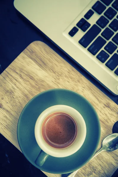 Tiempo de trabajo. café caliente, espesso con portátil. concepto de negocio —  Fotos de Stock