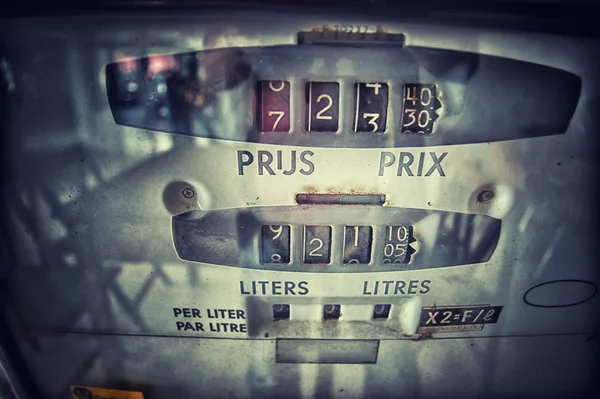 旧的模拟燃气泵表, 复古效果 — 图库照片