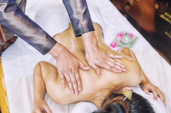 Massage op het lichaam van de vrouw in spa, schoonheid behandeling concept — Stockfoto